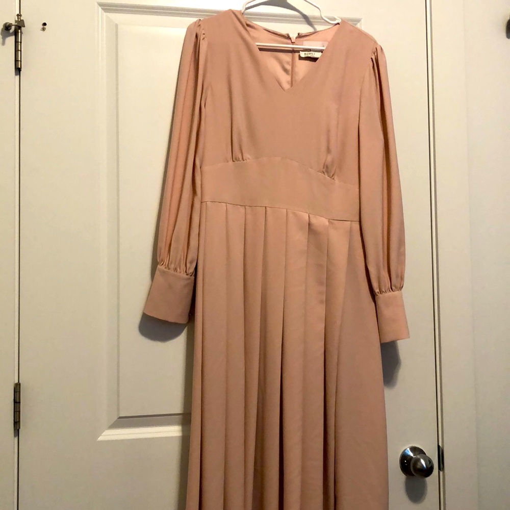 Beautiful rose colored dress. Romantic detail on the buttons. Size M.